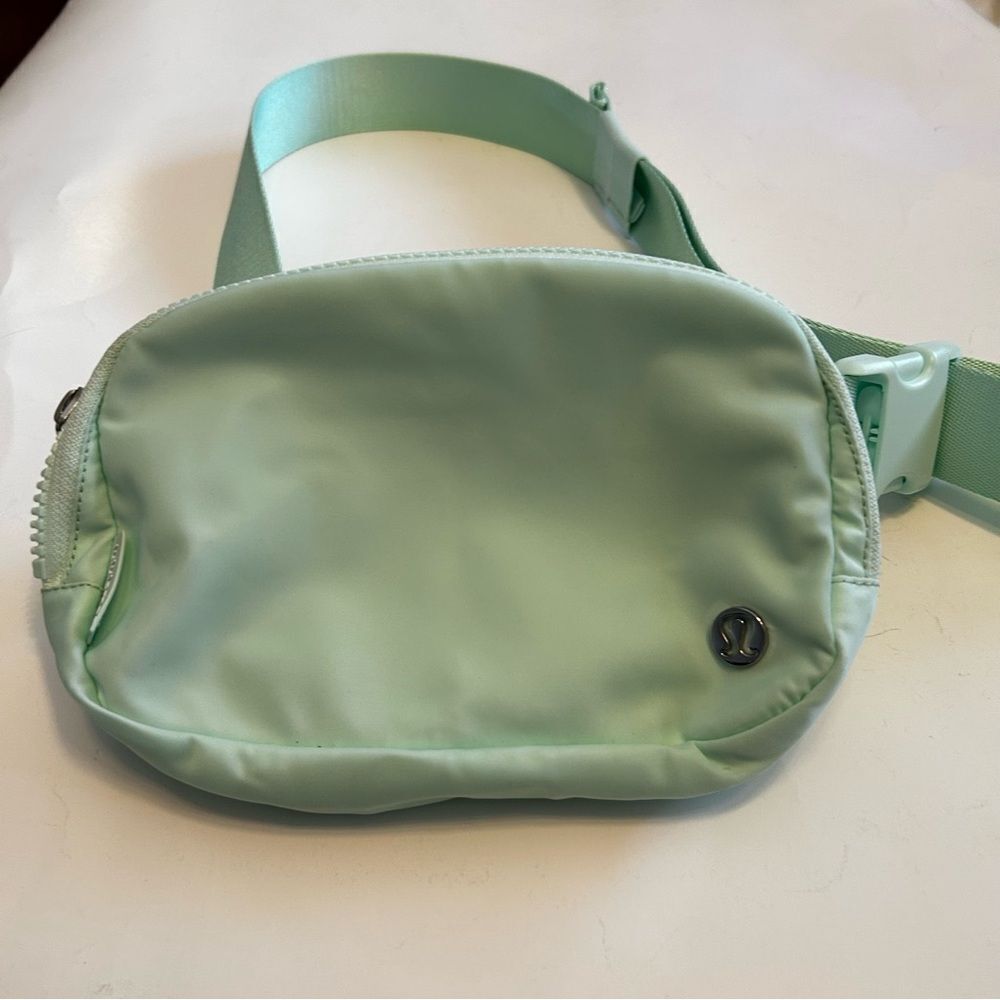 NWOT lululemon athletica Mint Green Everything Crossbody Bag